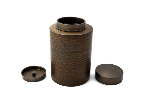 Keramikteedose offen mit beiden Deckeln aus Metall