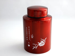 rote Teedose mit weißen chinesichen Schriftzeichen