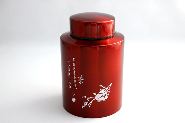 rote Teedose mit weißen chinesichen Schriftzeichen