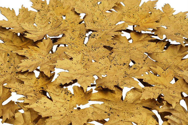 die metallenen Blätter der Wanddekoration in antikgold