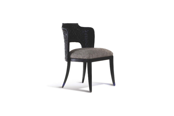 kunstvoller Lederstuhl mit dunklem Sitzpolster